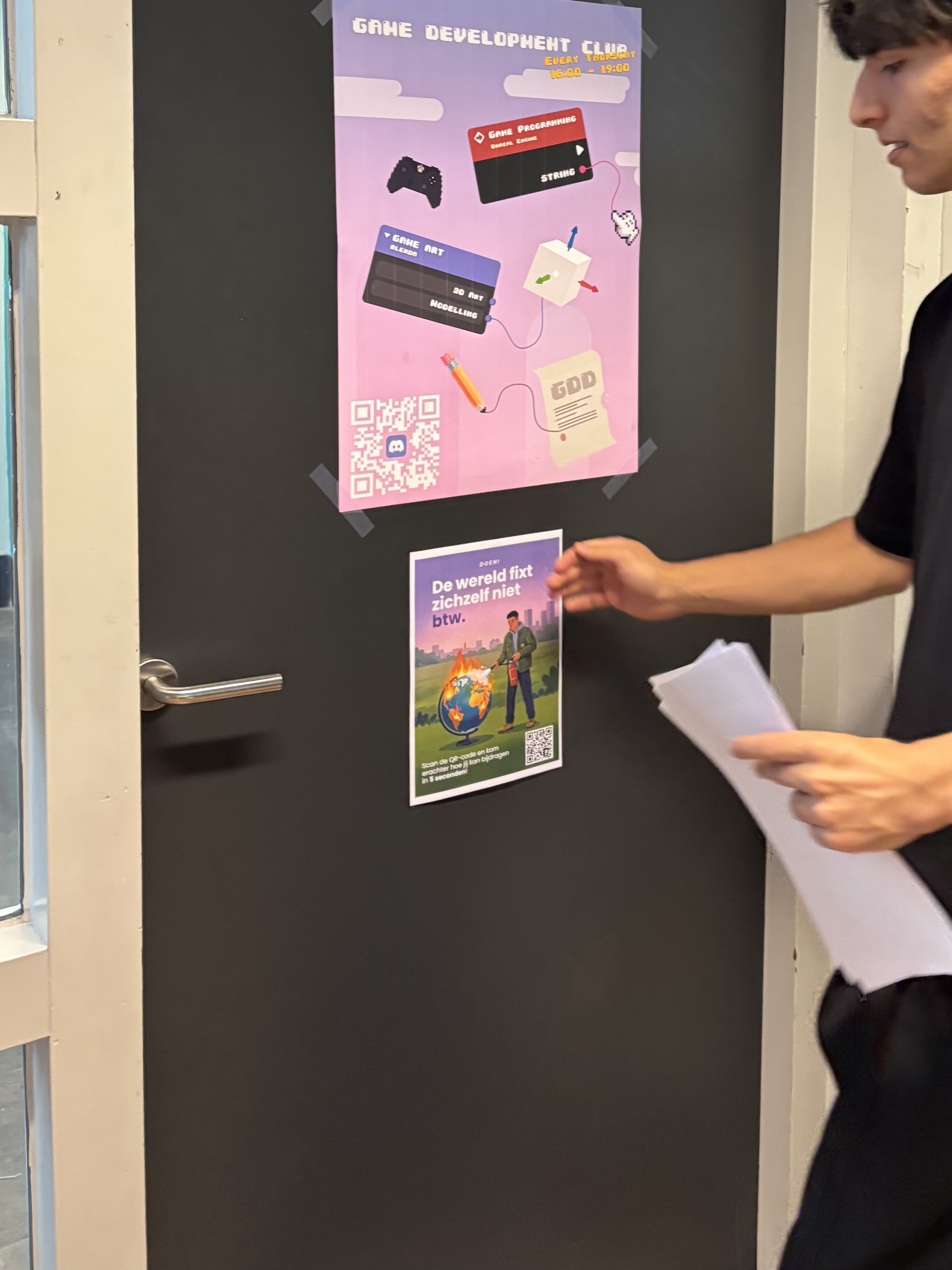 Doen! poster op een deur van de school